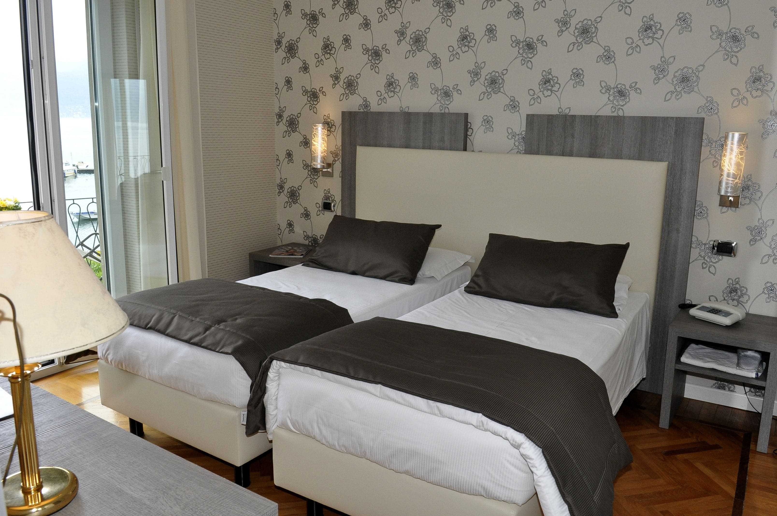 panoramic double or twin room, lake view | in-room safe, desk, free wifi, bed sheets