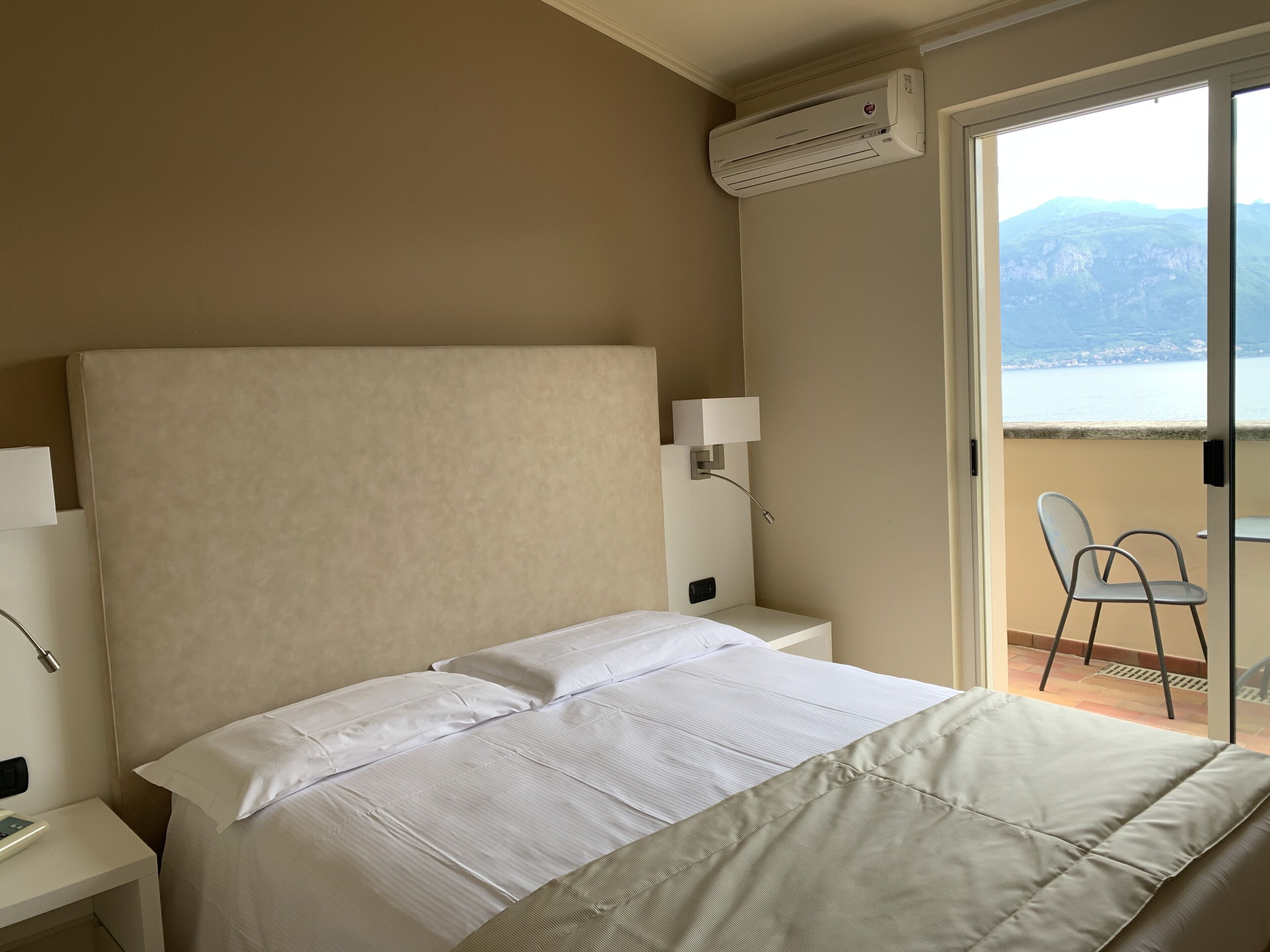panoramic room, balcony, lake view (attic) | in-room safe, desk, free wifi, bed sheets