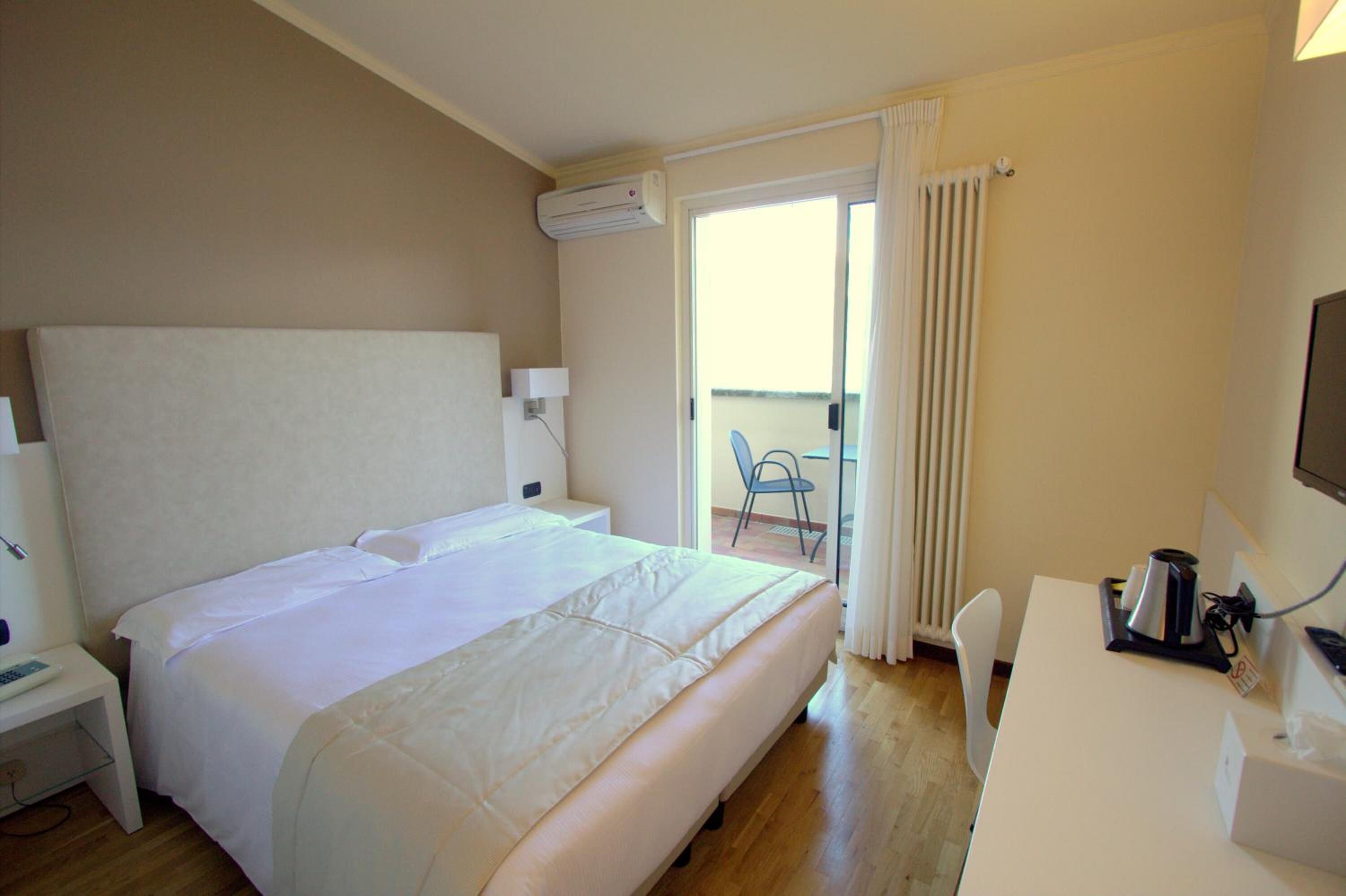 panoramic room, balcony, lake view (attic) | in-room safe, desk, free wifi, bed sheets