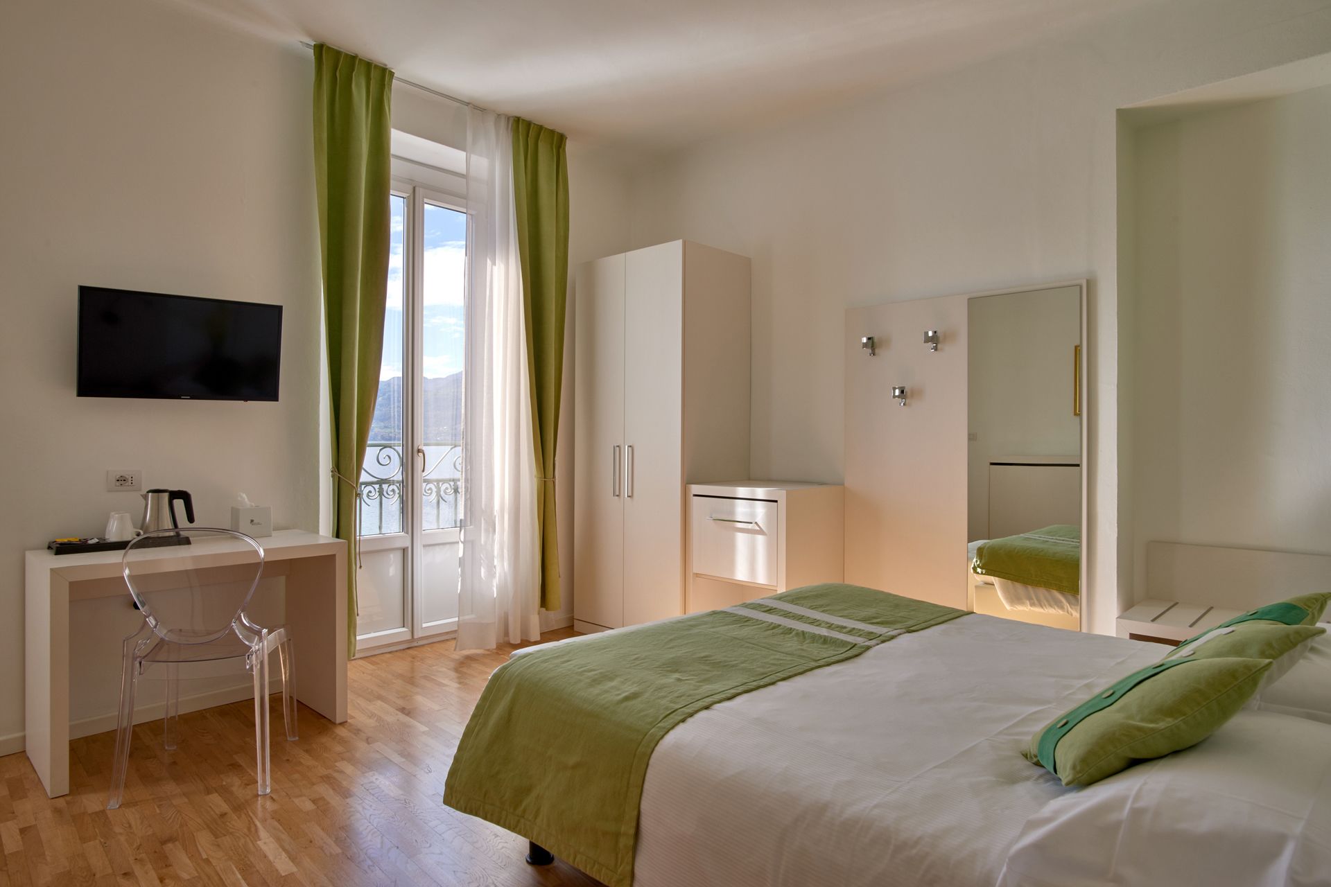 panoramic double or twin room, lake view (no balcony) | in-room safe, desk, free wifi, bed sheets