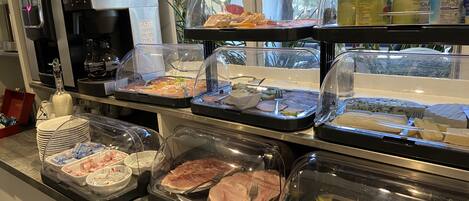 Buffet déjeuner (12 EUR par personne)