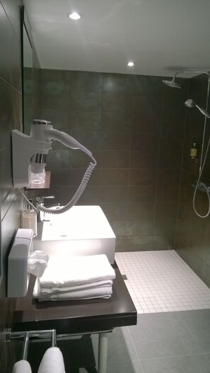 Superior Double Room | Bathroom | Shower, free toiletries, hair dryer, towels