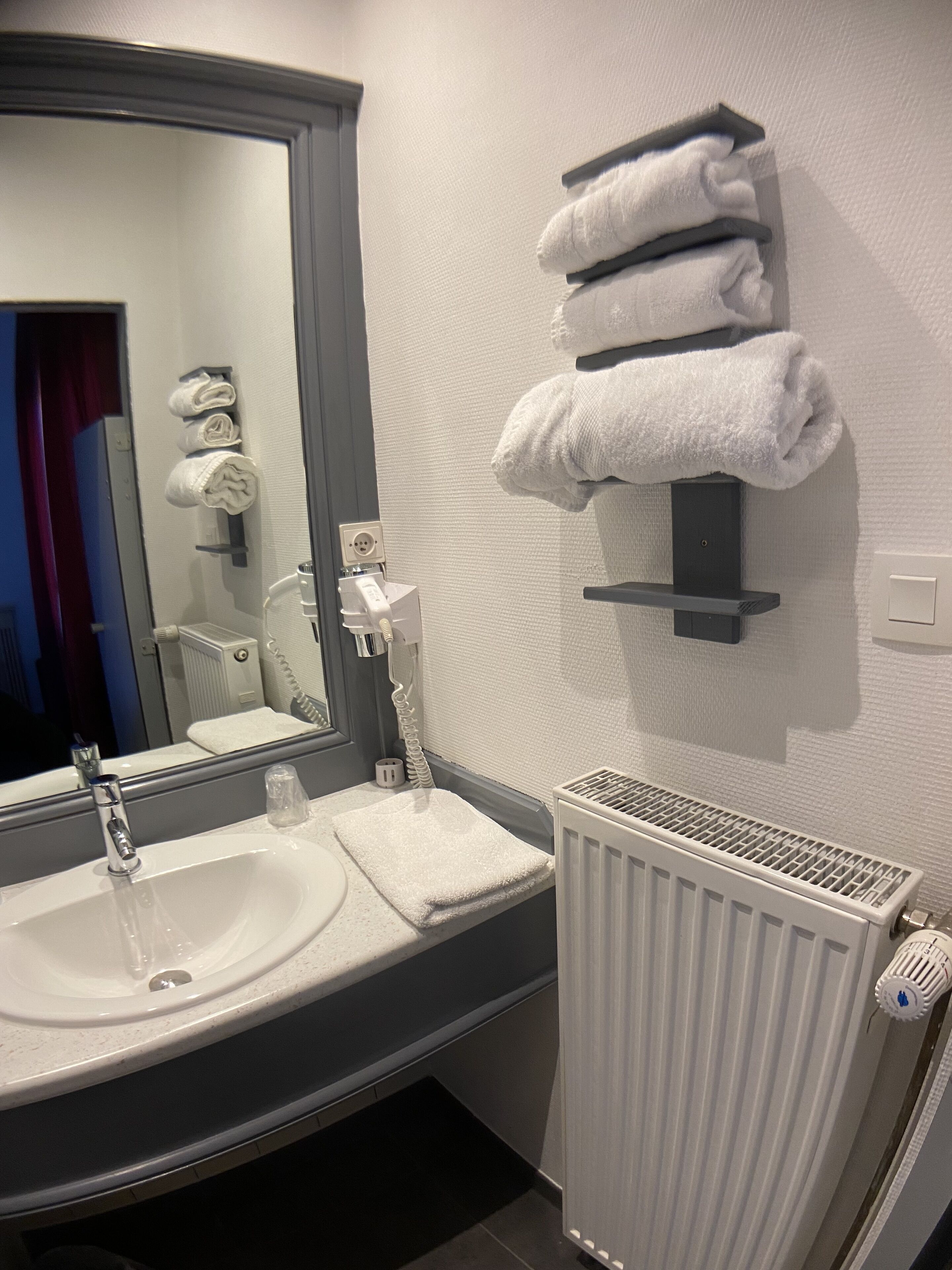 standard double room | bathroom | shower, free toiletries, hair dryer, towels