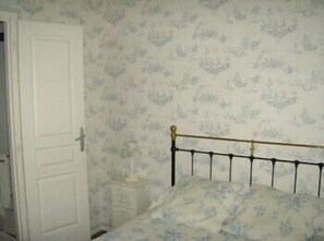 Coffres-forts dans les chambres, fer et planche à repasser