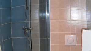 Artículos de higiene personal gratuitos, secador de pelo y toallas