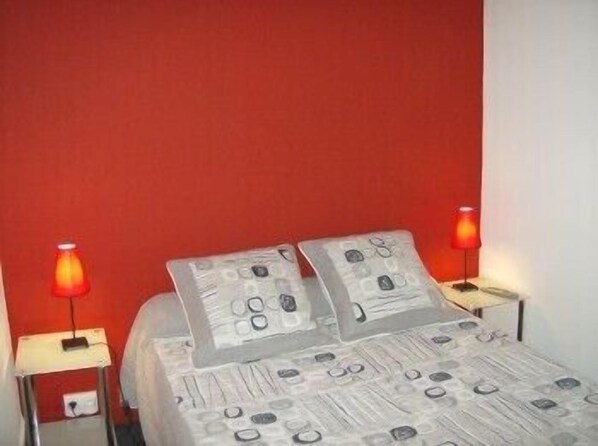 In-room safe, iron/ironing board (on request), cribs (surcharge) - Hôtel des Arceaux (Bayonne)