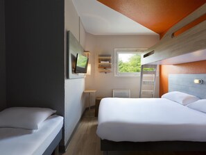 Desk, blackout curtains, soundproofing, free cots/infant beds - ibis budget Le Mans Universite (Le Mans)