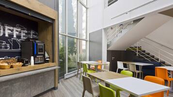 Sarapan bufet setiap hari (EUR 8.5 seorang)