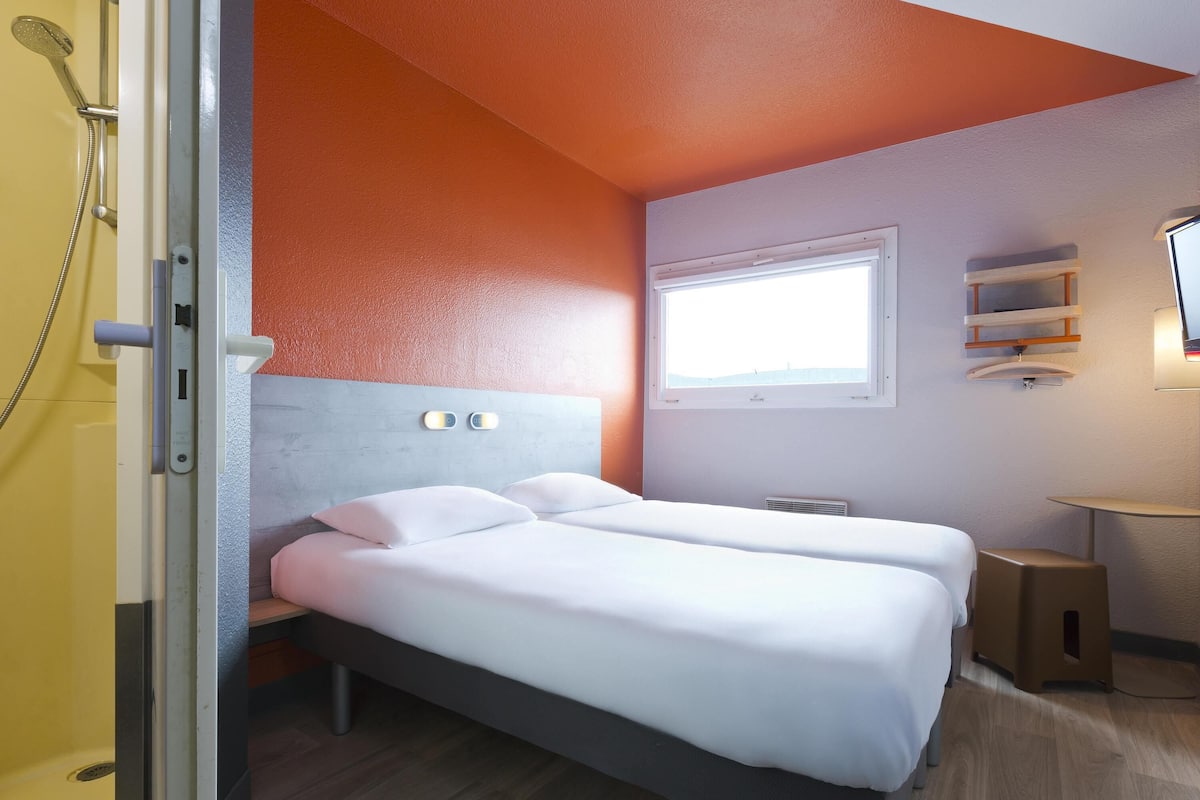 Classic Room, 2 Twin Beds | Desk, blackout drapes, soundproofing, free cribs/infant beds