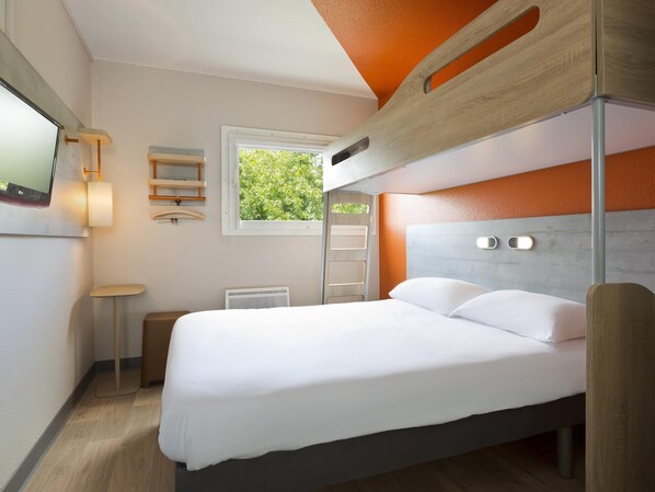 Habitación clásica, varias camas | Escritorio, cortinas blackout, insonorización y cunas gratuitas 