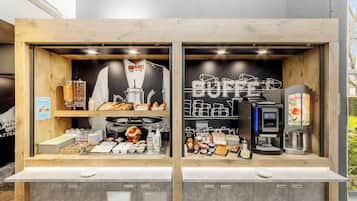Desayuno buffet (EUR 8.5 por persona)