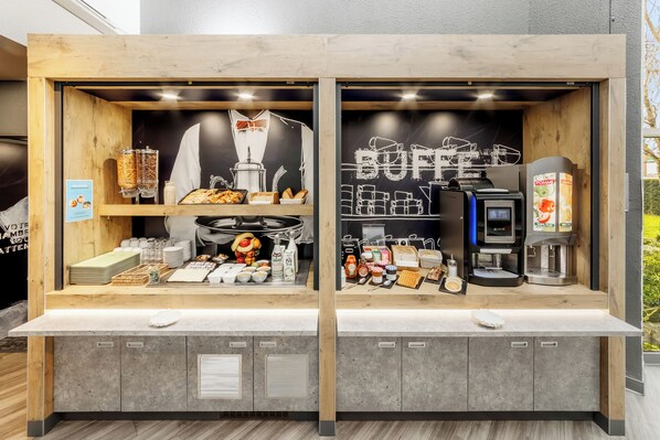 Tägliches Frühstücksbuffet (8.5 EUR pro Person)