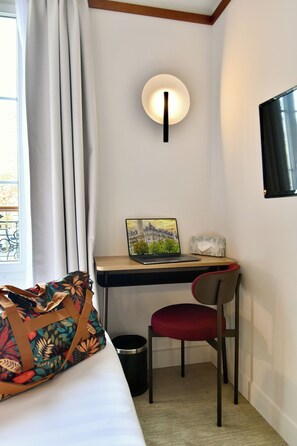 Standard-Doppelzimmer | Hochwertige Bettwaren, Zimmersafe, Schreibtisch, schallisolierte Zimmer