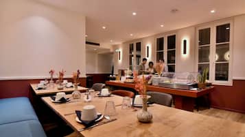 Café da manhã com buffet todos os dias mediante uma taxa