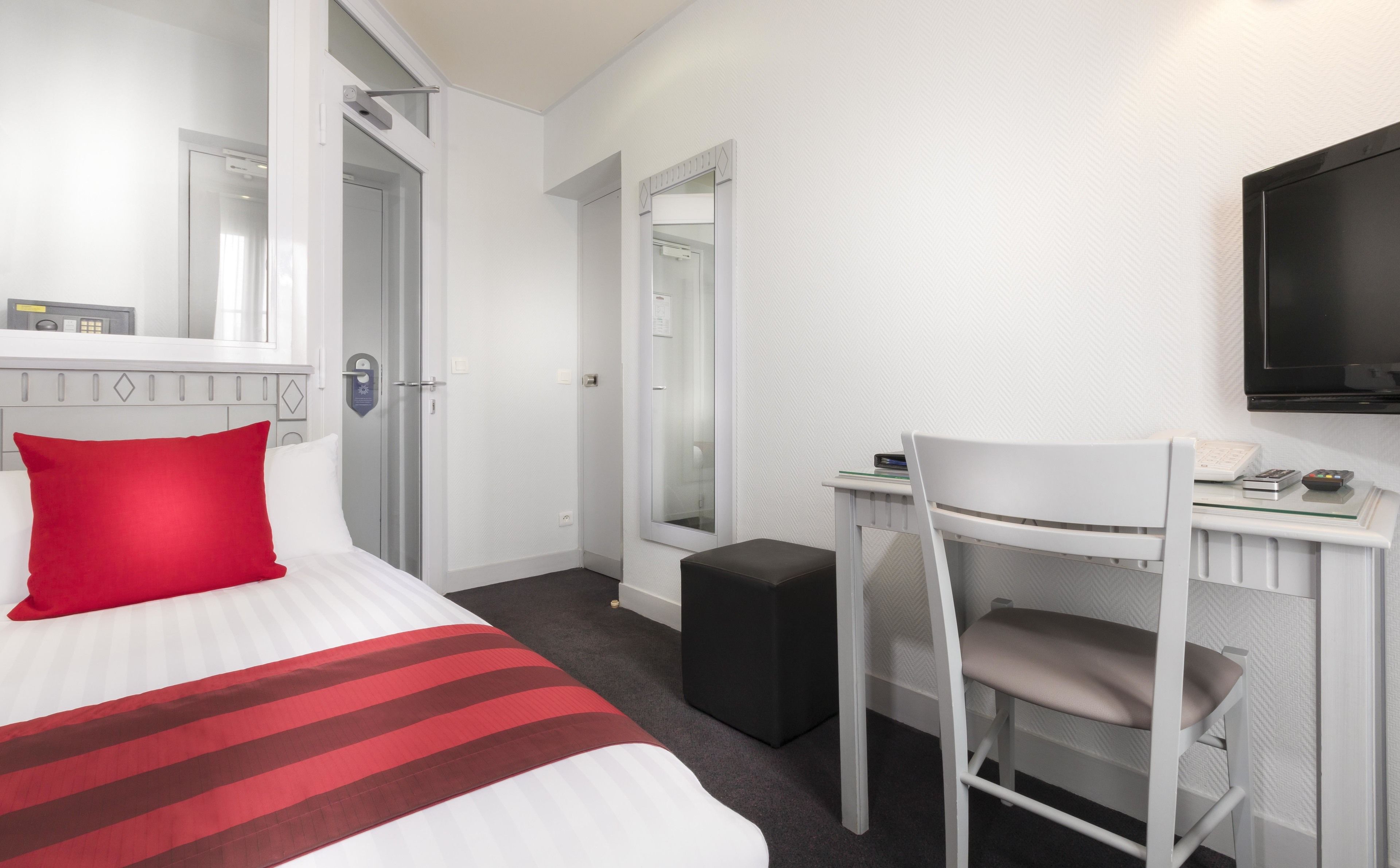 business single room, 1 single bed | premium bedding, in-room safe, desk, iron/ironing board