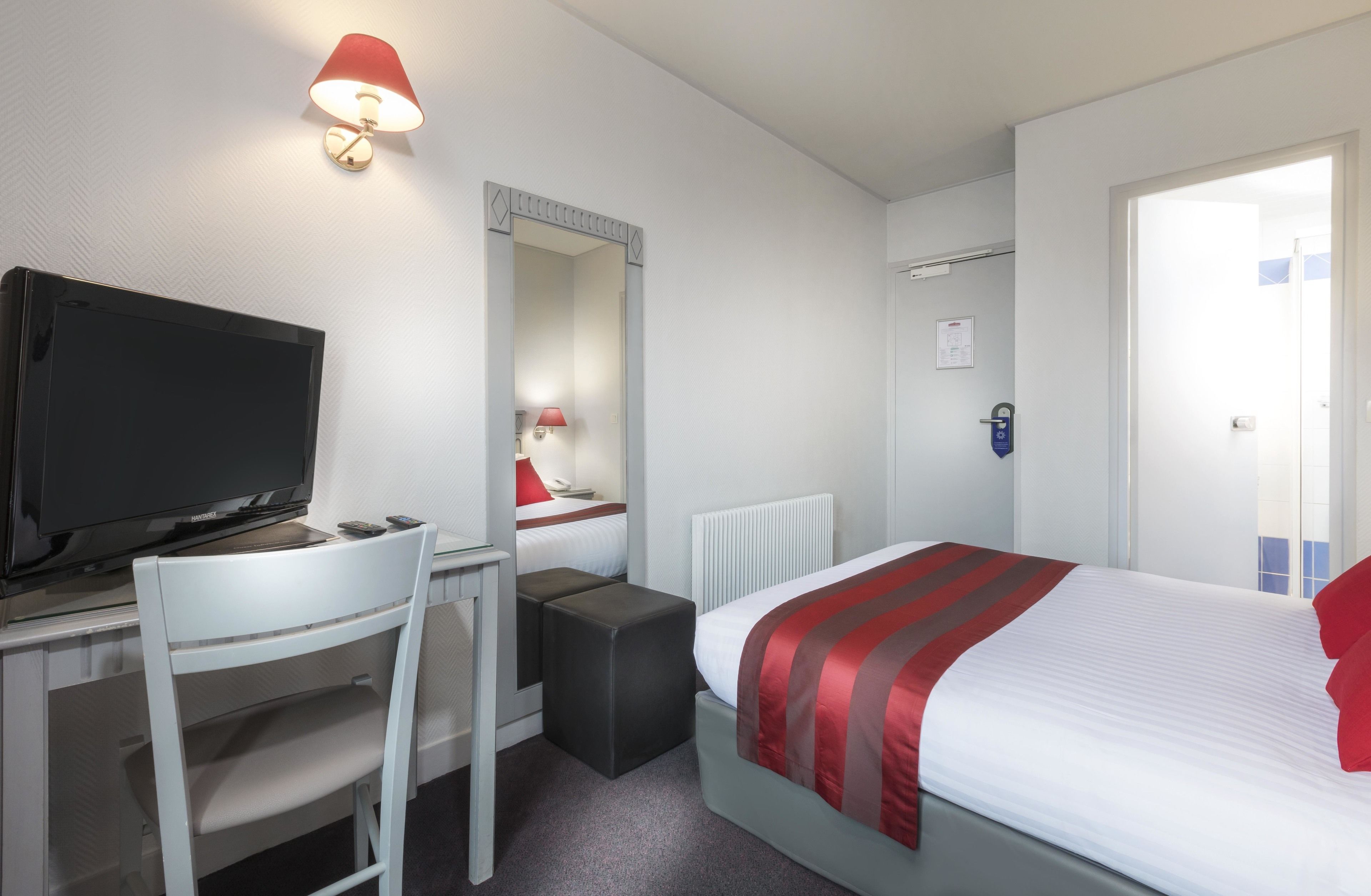 standard double room | premium bedding, in-room safe, desk, iron/ironing board