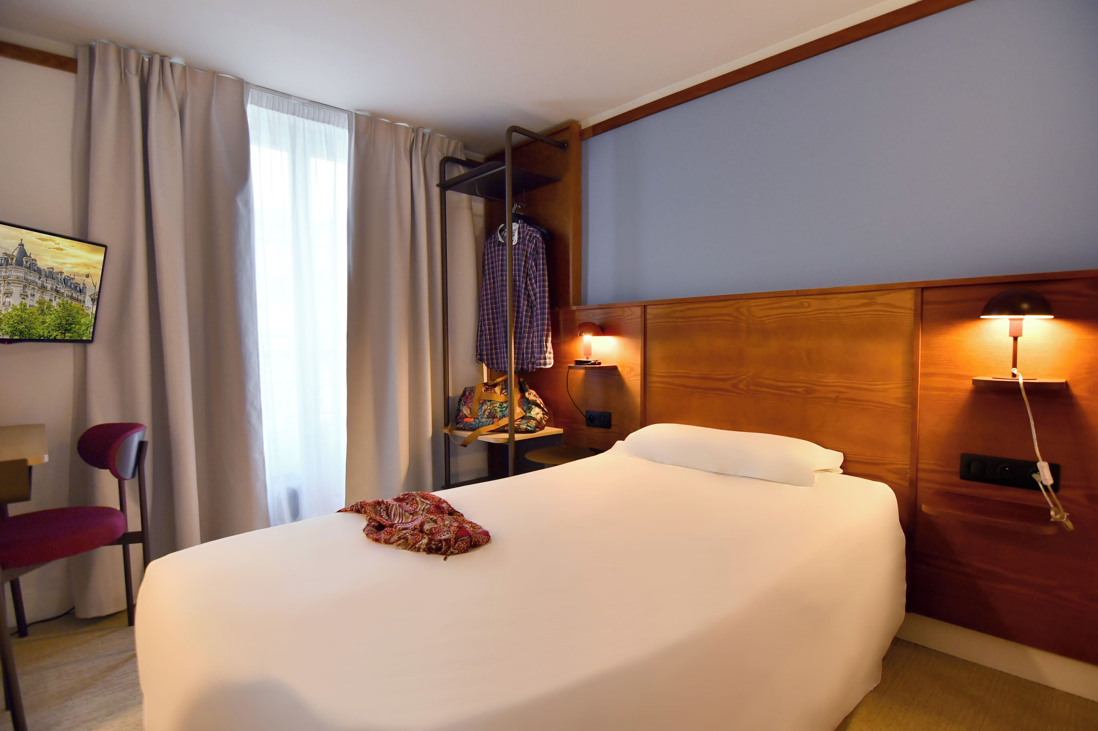 Chambre Simple, 1 grand lit 1 place | Literie de qualité supérieure, coffres-forts dans les chambres, bureau