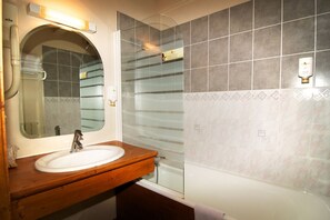 Free toiletries, hair dryer, towels - Citotel Les Pres Du Rosay (Sallanches)