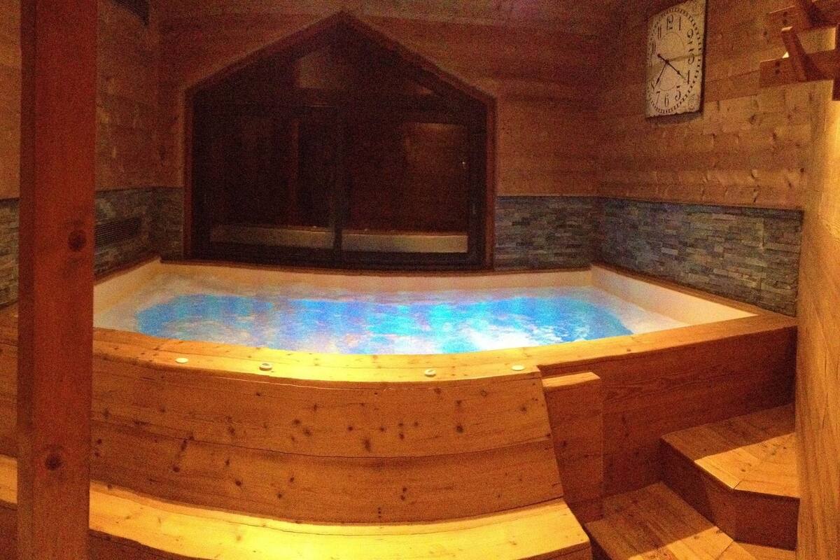 sauna, hot tub, body treatments, aromatherapy, hot stone massages