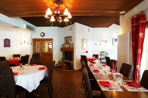 Petit déjeuner, déjeuner et dîner servis sur place