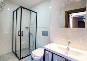 Standaard vierpersoonskamer | Een minibar, een kluis op de kamer, geluiddichte muren, gratis wifi
