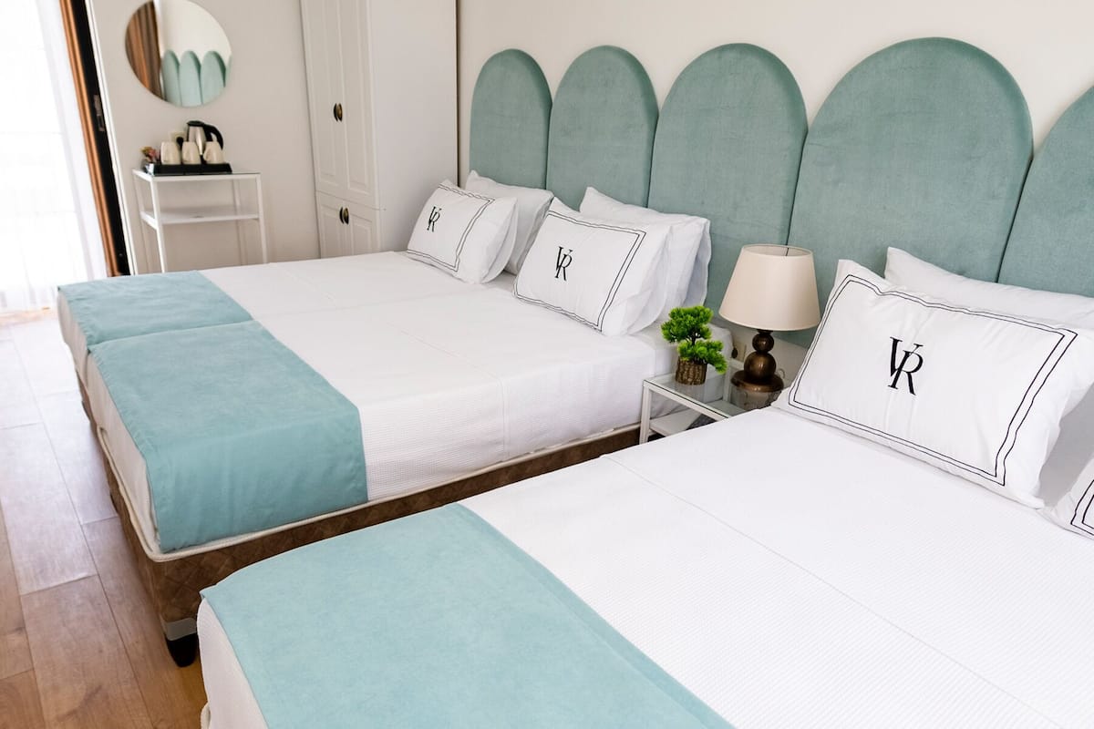 Standaard vierpersoonskamer | Een minibar, een kluis op de kamer, geluiddichte muren, gratis wifi