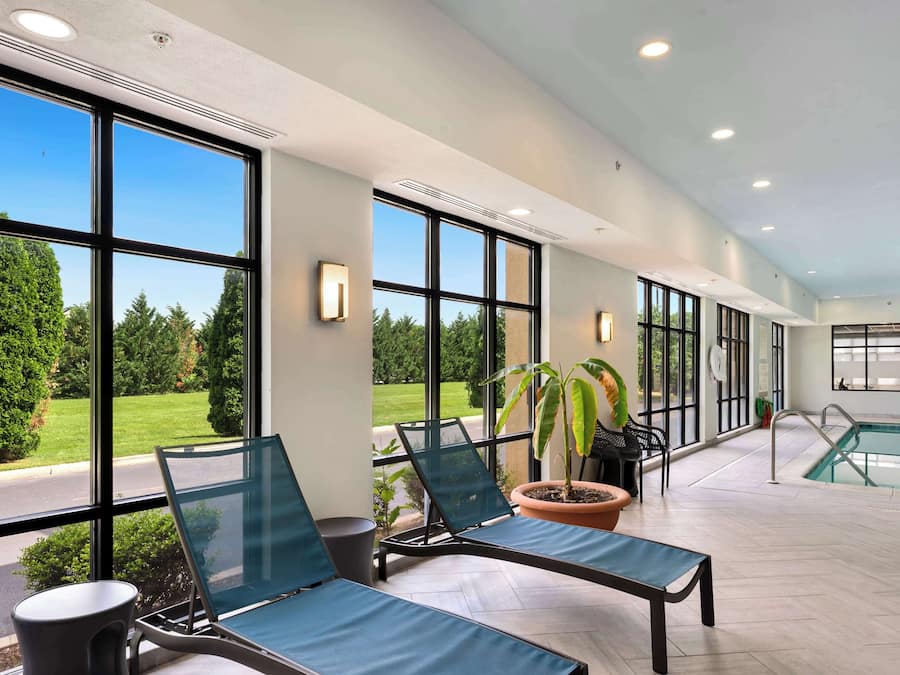 من حمّامات السباحة المغطاة