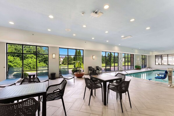 من حمّامات السباحة المغطاة