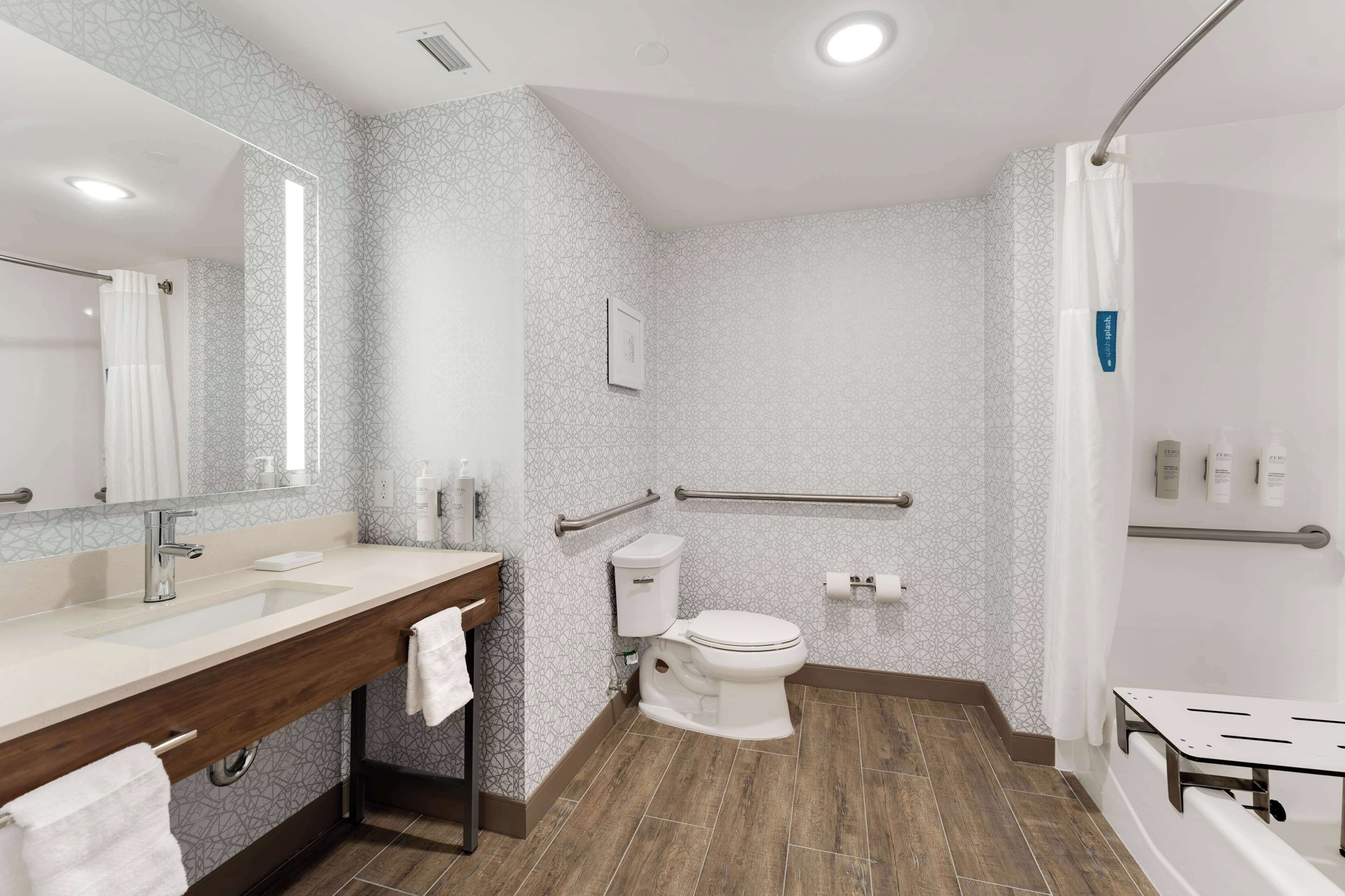 Un baño moderno con tocador, inodoro y ducha.