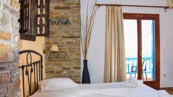 Studio | In-room safe, individually decorated, individually furnished