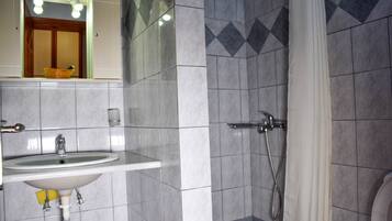 Studio | Bathroom | Shower, designer toiletries, hair dryer, towels