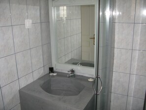 開放式客房 | 浴室 | 淋浴設備、名牌盥洗用品、吹風機、毛巾