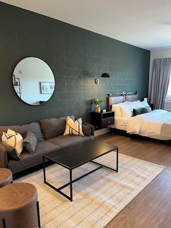 Suite Deluxe, 2 habitaciones, no fumadores | Ropa de cama de alta calidad, caja fuerte, escritorio. Baymont by Wyndham Fort McMurray