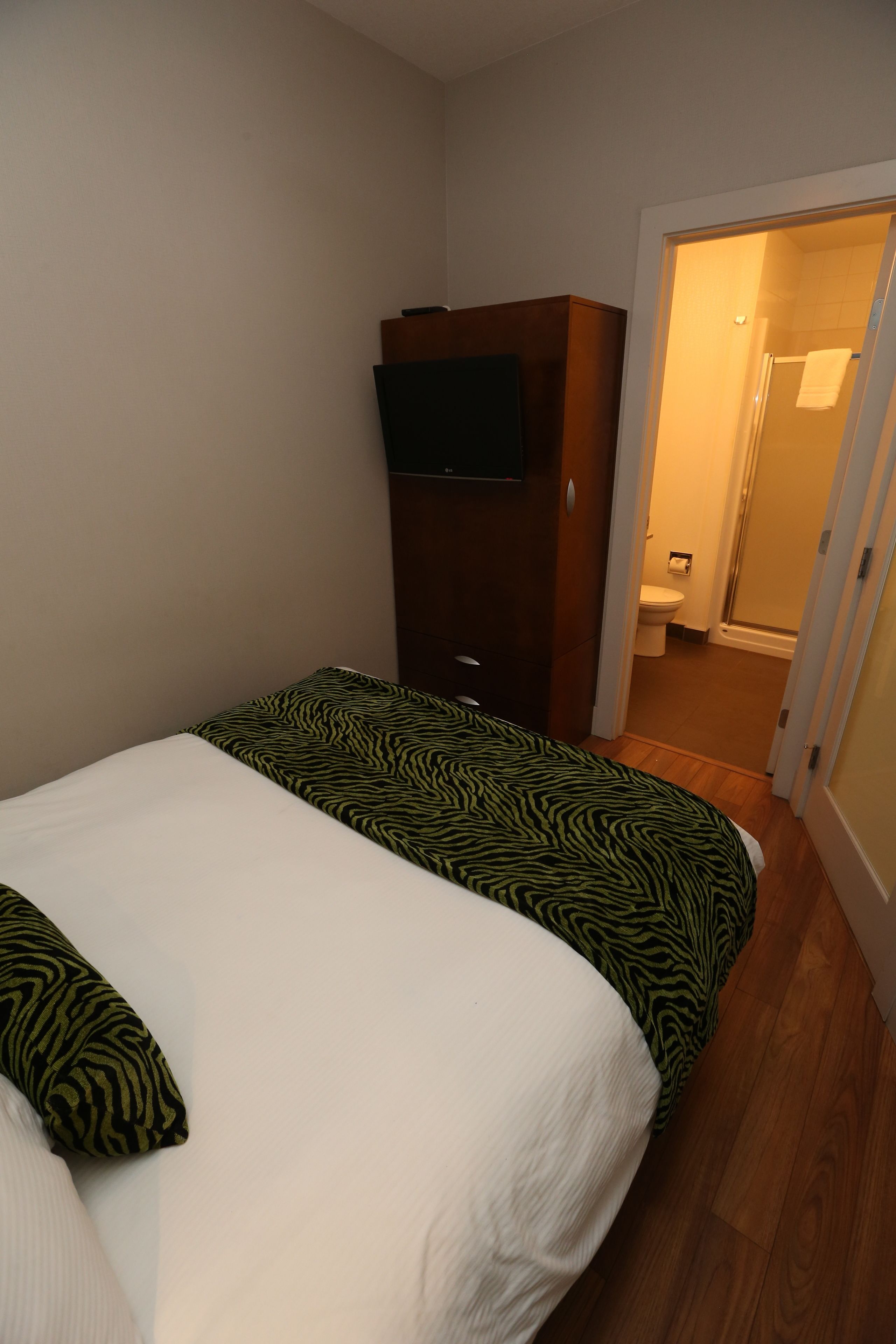 2 bedrooms, premium bedding, in-room safe, desk