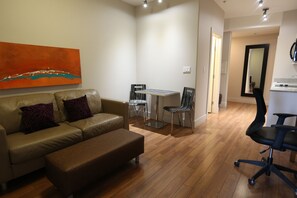 Ropa de cama de alta calidad y caja de seguridad en la habitación 