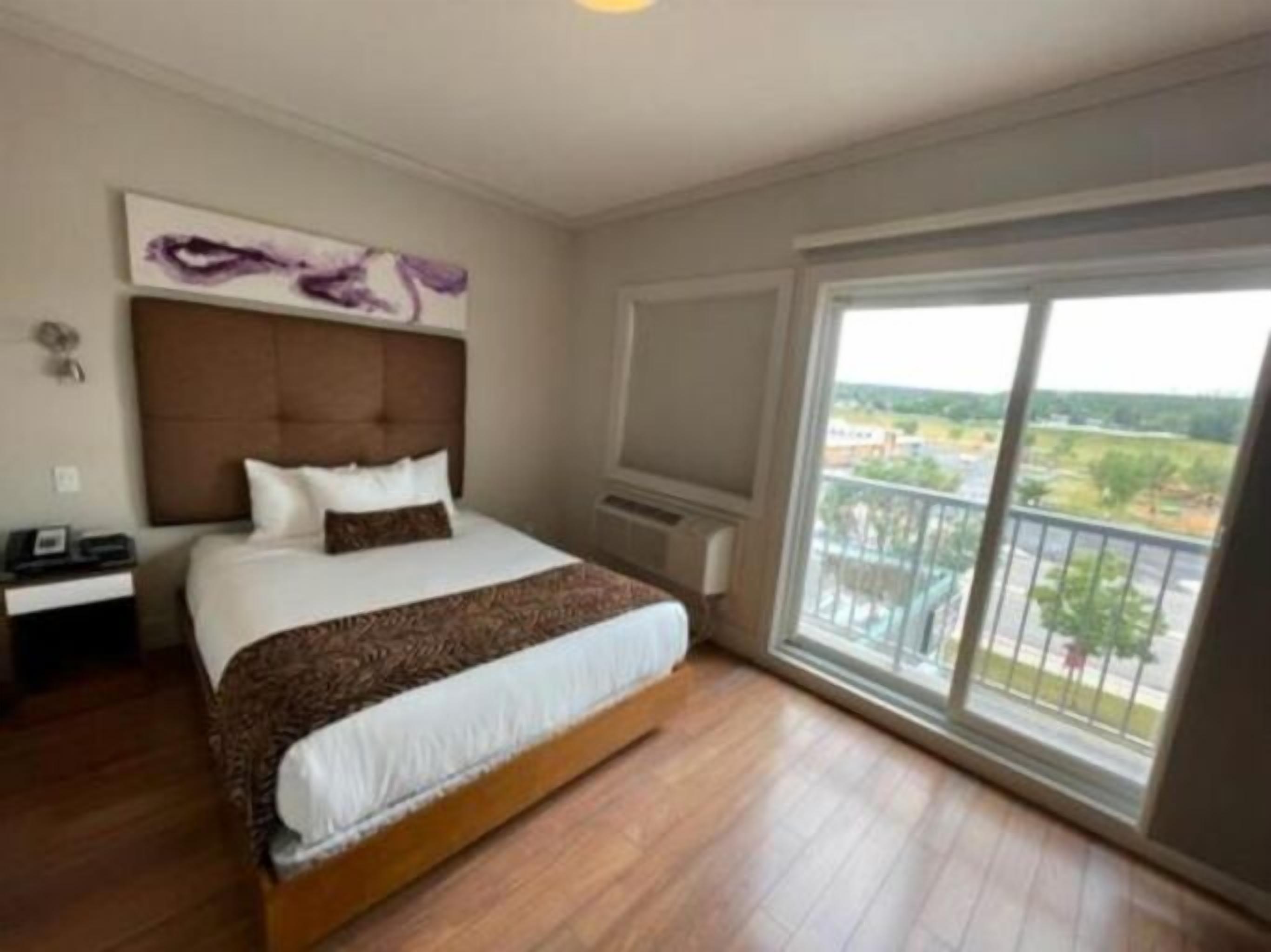 Premium bedding, in-room safe, desk, iron/ironing board