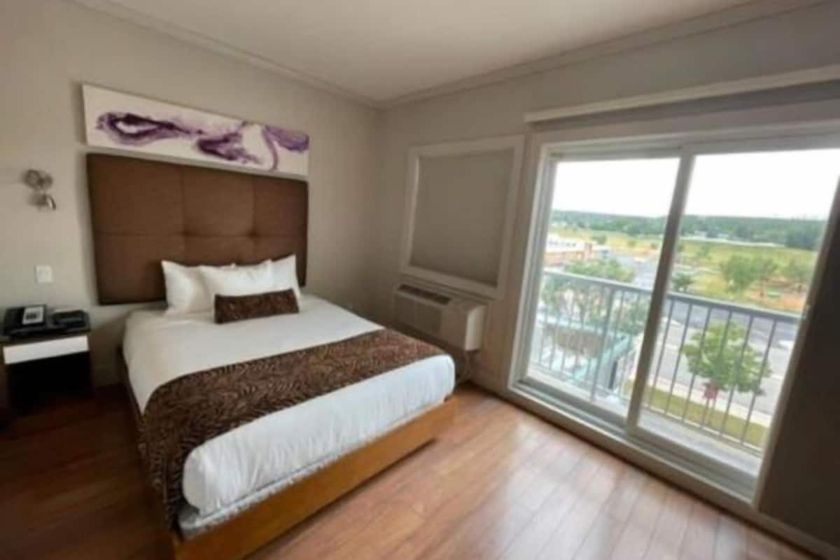 Ropa de cama de alta calidad y caja de seguridad en la habitación 
