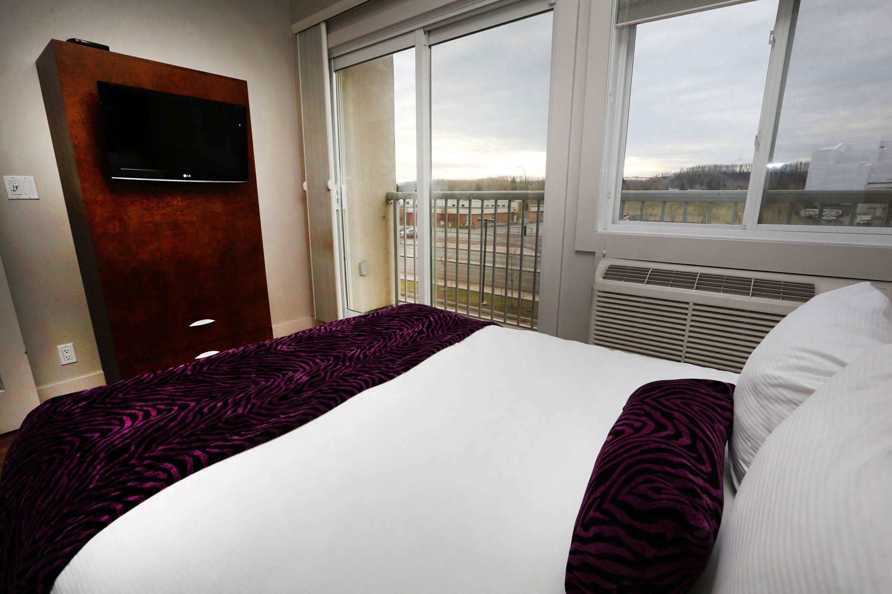 Premium bedding, in-room safe, desk, iron/ironing board