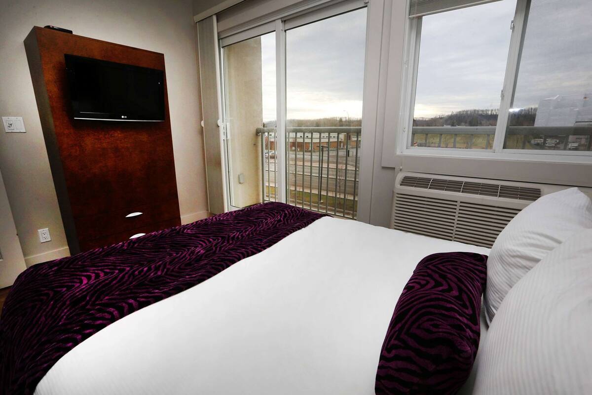 Premium bedding, in-room safe, desk, iron/ironing board