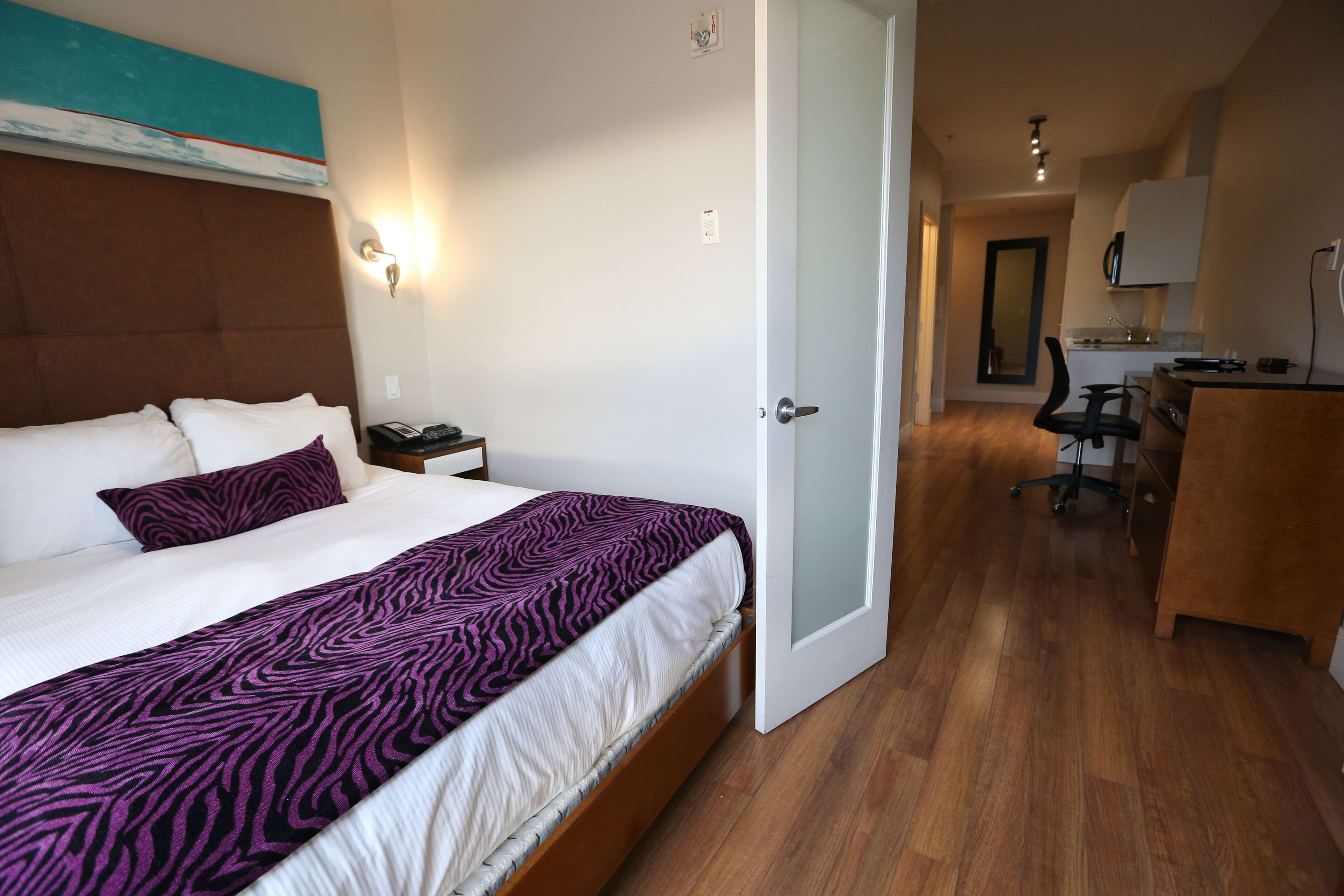 2 bedrooms, premium bedding, in-room safe, desk