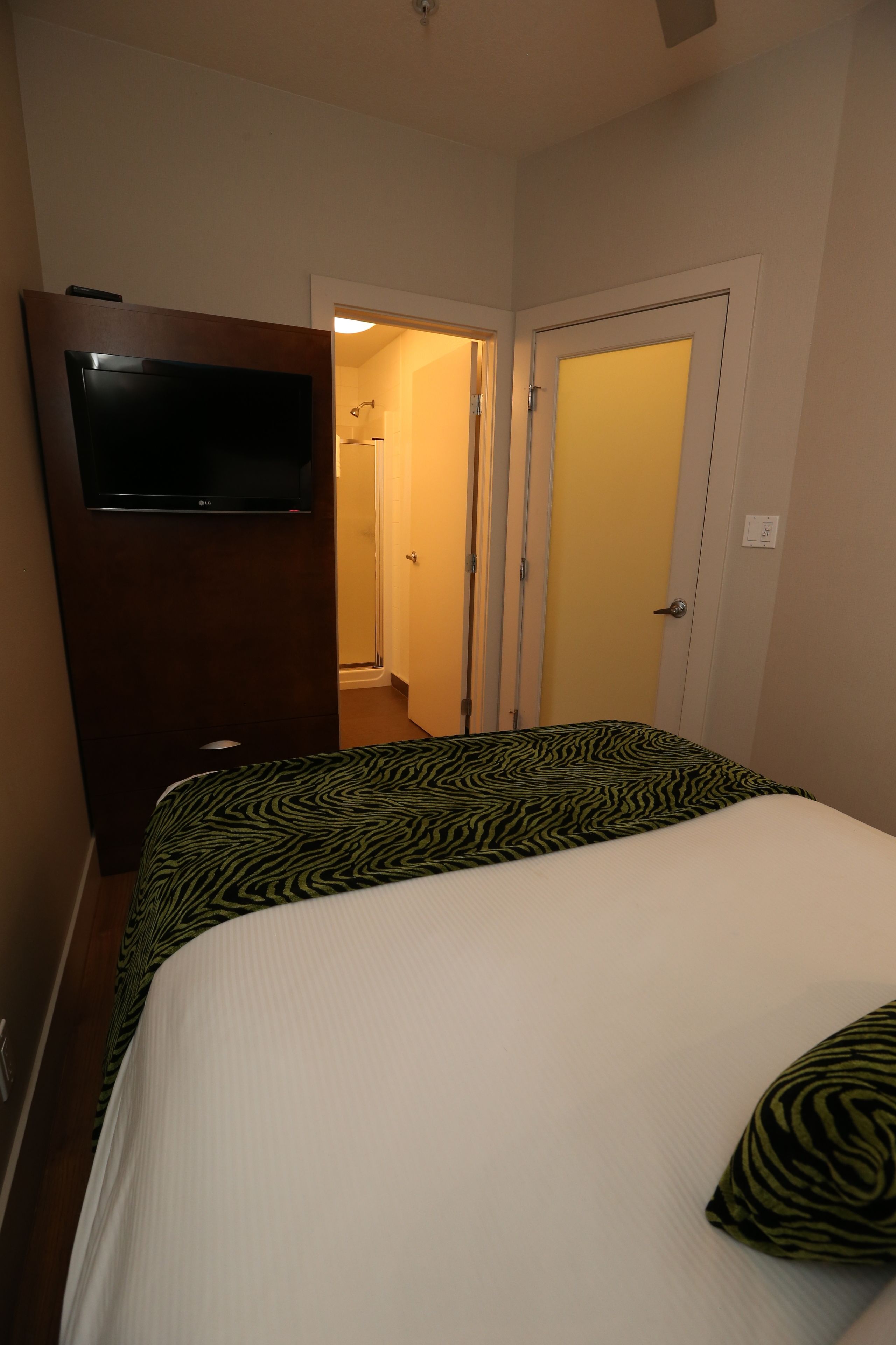 2 bedrooms, premium bedding, in-room safe, desk