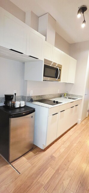 Fridge, microwave, stovetop, coffee/tea maker - Baymont by Wyndham Fort McMurray (Fort McMurray)