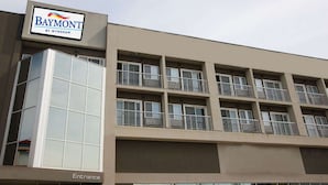 Een meerhoog gebouw met een bord waarop 'Baymont by Wyndham' staat en een ingang met '8530'.
