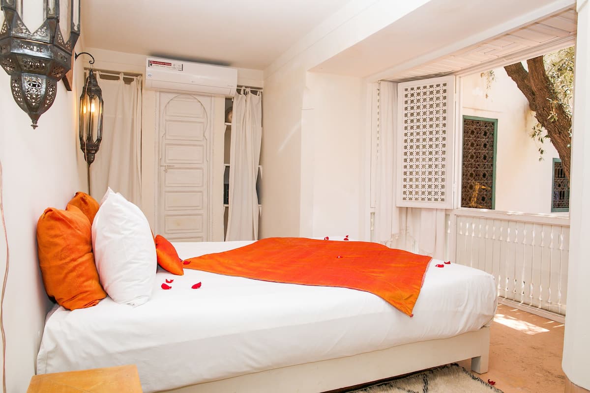 Five-Bedroom House | In-room safe, rollaway beds, free WiFi, bed sheets