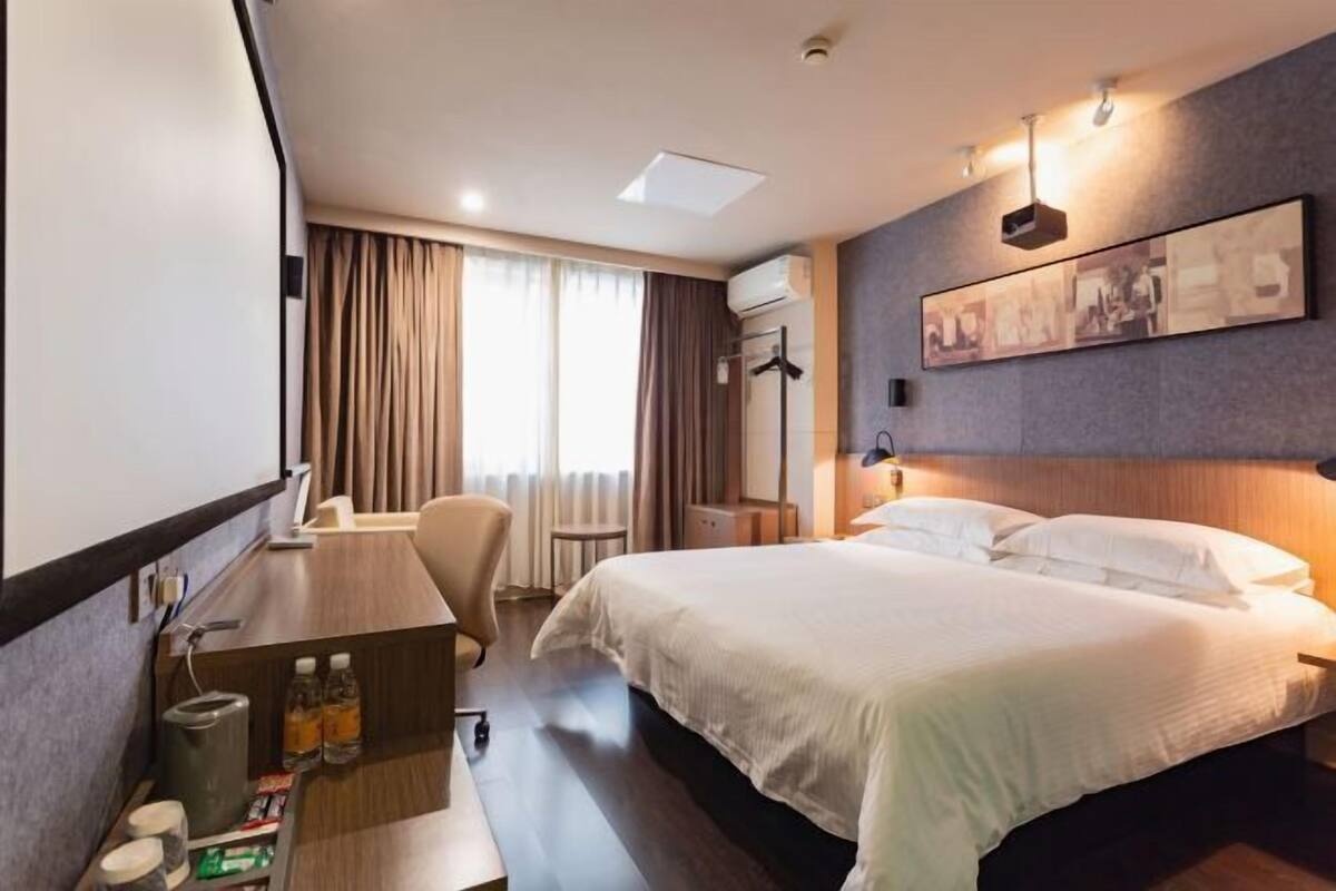 Két bảo mật tại phòng, bàn, màn/rèm cản sáng, bàn ủi/dụng cụ ủi quần áo 
