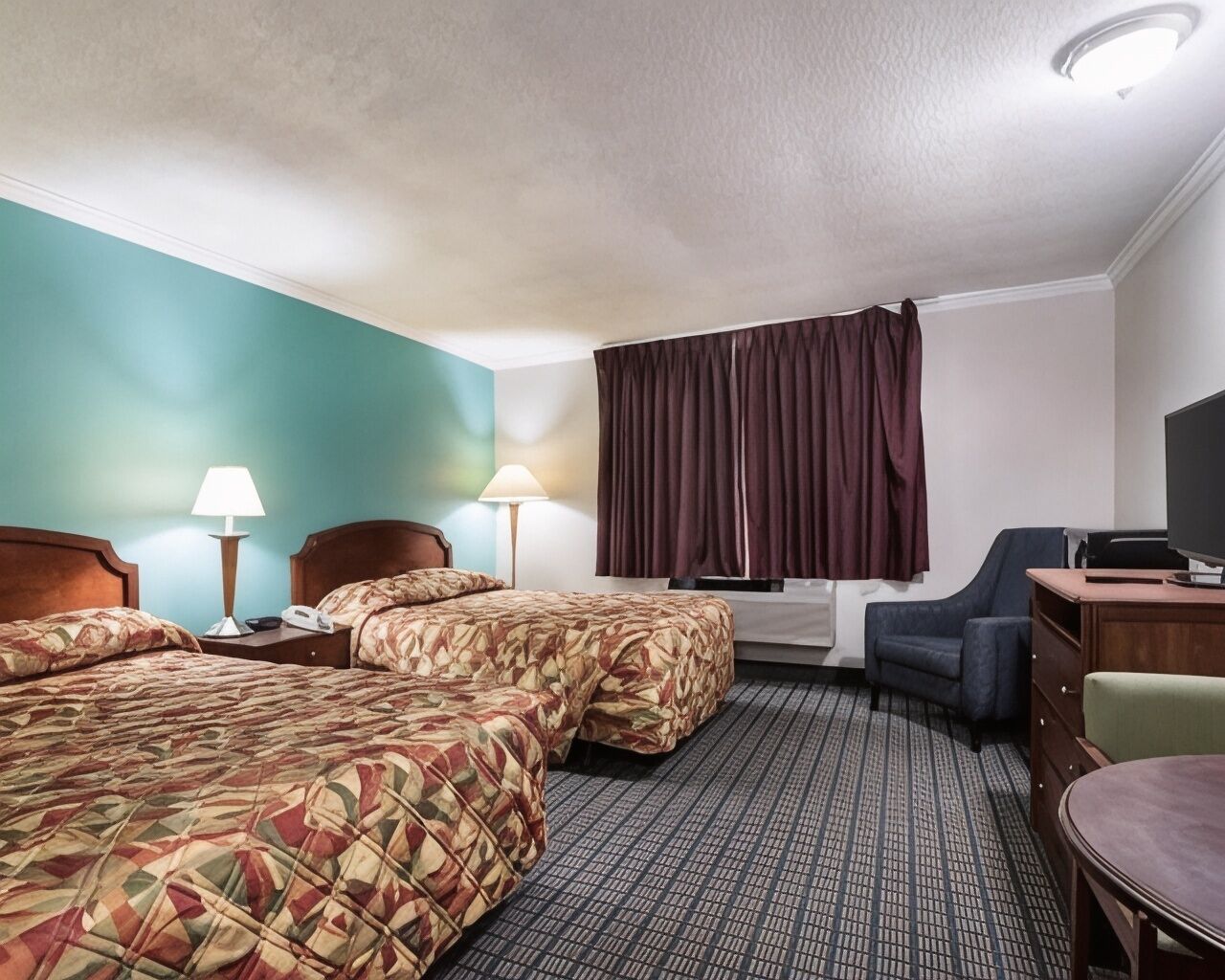 Desk, iron/ironing board, rollaway beds, free WiFi