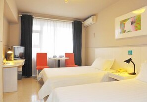 Standard Double or Twin Room | Peti besi dalam bilik, meja, langsir/tirai gelap terus 