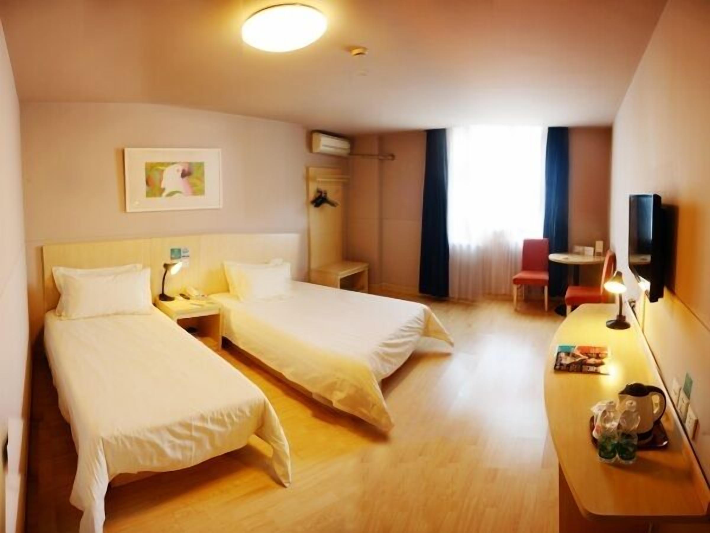 Cofres nos quartos, escrivaninha, cortinas blackout