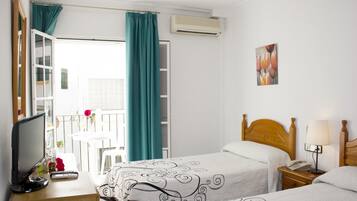 Quarto casal standard, sacada | Camas com colchões de espuma com sistema de memória, frigobar