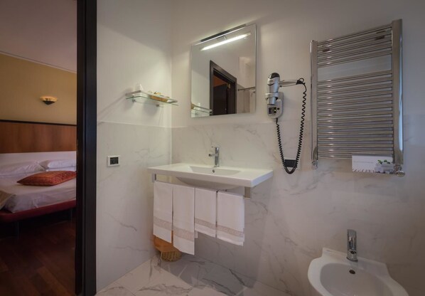 Comfort Double Room | Bathroom | Shower, free toiletries, hair dryer, towels